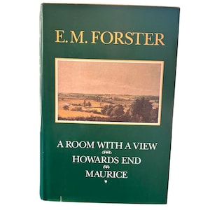 Könnte beinhalten: Ein grünes Hardcover-Buch mit goldfarbenem Schriftzug "E.M. FORSTER". Das Buch enthält die Titel "A ROOM WITH A VIEW", "HOWARDS END" und "MAURICE". Das Cover zeigt eine Landschaftsillustration.