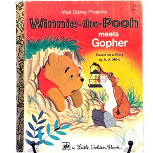 Könnte beinhalten: Ein Vintage Little Golden Buch mit dem Titel "Winnie-the-Pooh meets Gopher". Das Cover zeigt eine Illustration von Winnie Puuh in einem roten Hemd und Gopher mit einer Laterne. Das Buch basiert auf einer Geschichte von A. A. Milne.