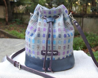 Sac seau en tweed à pois carrés pour l’hiver en gris bleu, cuir véritable avec ceinture baudrier