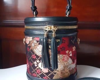 和装バック 着物と革のシリンダーバッグ - 扇と桜、本革ショルダーベルト