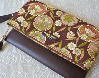 Pochette en brocart à fleurs, sac dragonne en cuir marron