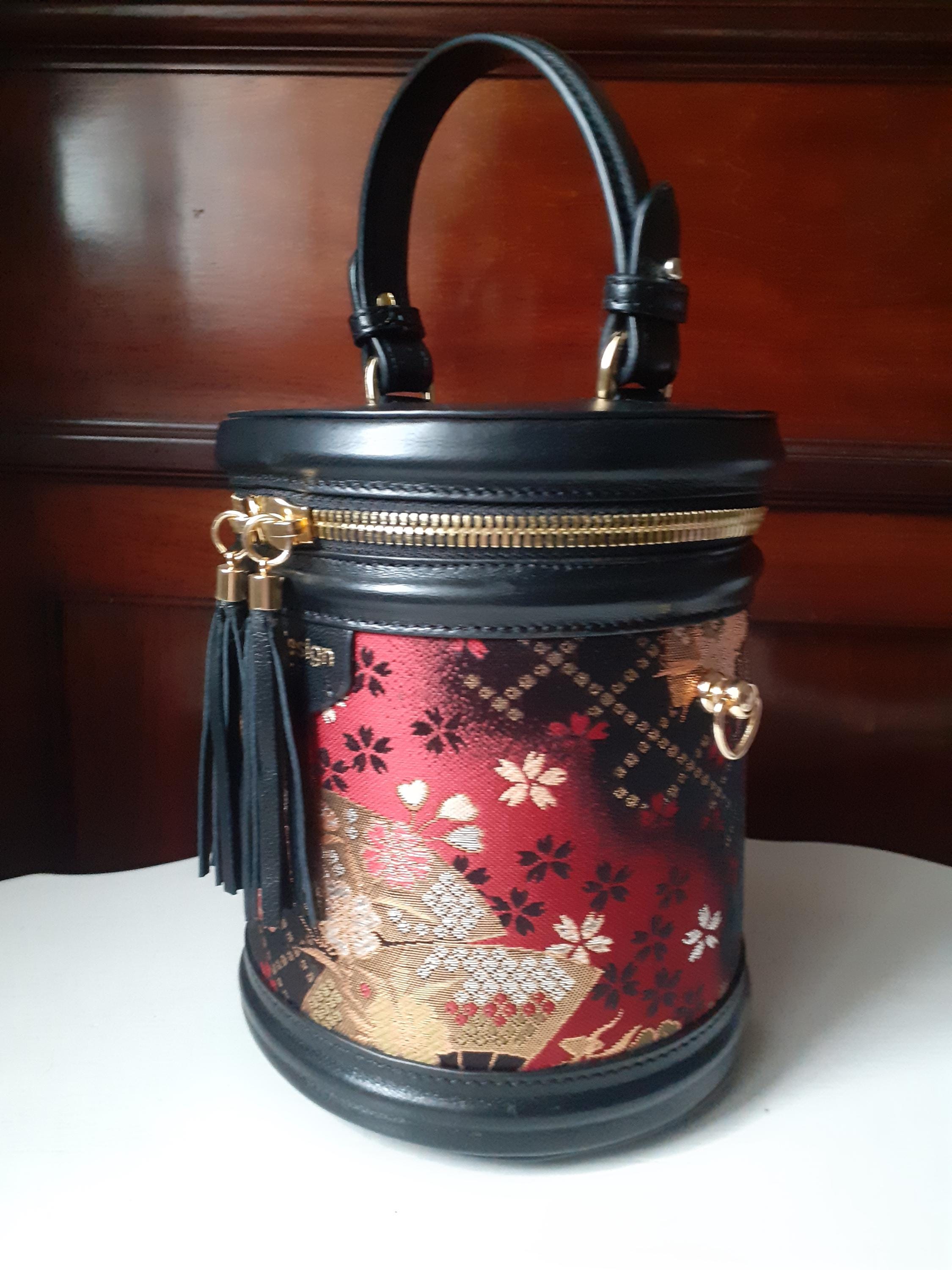 着物と革のシリンダーバッグ - 扇と桜、本革ショルダーベルト