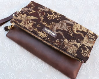 Pochette kimono vintage, cuir italien, marron foncé, motif grue, fabrication artisanale Firenze