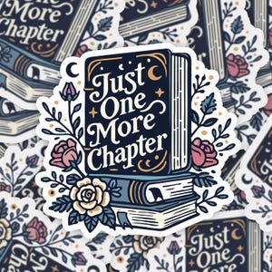 Peut inclure: Un autocollant repr&eacute;sentant une pile de livres avec un motif floral. Le livre du haut porte le texte "Just One More Chapter" dans une police de caract&egrave;res de style vintage.