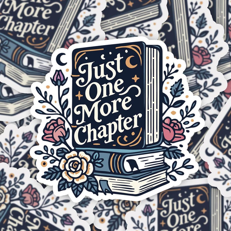 Peut inclure: Un autocollant repr&eacute;sentant une pile de livres avec un motif floral. Le livre du haut porte le texte "Just One More Chapter" dans une police de caract&egrave;res de style vintage.