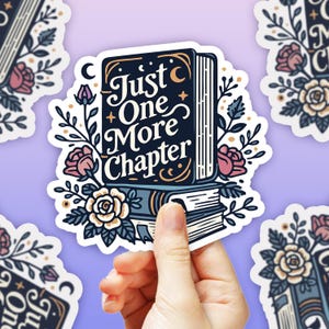 Peut inclure: Un autocollant repr&eacute;sentant un livre avec le texte "Just One More Chapter" dans une police de caract&egrave;res vintage. Le livre est entour&eacute; de fleurs et d'un croissant de lune.