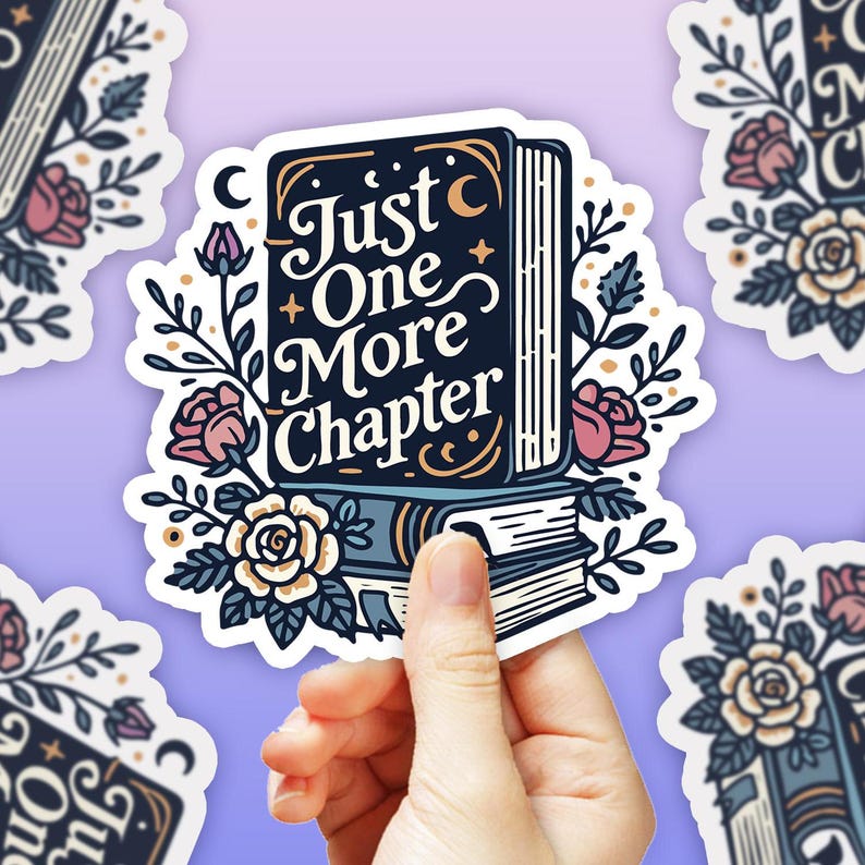 Peut inclure: Un autocollant repr&eacute;sentant un livre avec le texte "Just One More Chapter" dans une police de caract&egrave;res vintage. Le livre est entour&eacute; de fleurs et d'un croissant de lune.