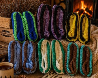 Pantoufles typiquement québécoises en phentex, grandeur 7-9 pour femme, tricotées avec amour selon la méthode ancestrale traditionnelle.