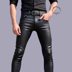 Pode incluir: Calça de couro preta de corte justo com fecho de correr.