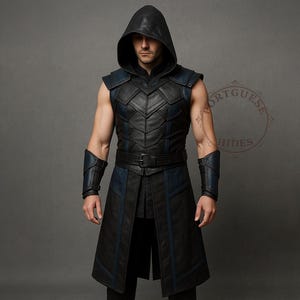 Può includere: Un gilet con cappuccio nero e blu con polsini abbinati e un fondo lungo a forma di gonna. Il gilet presenta un design geometrico e una cintura in vita. L'outfit è realizzato in materiale simile alla pelle.