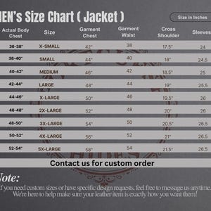 K&ouml;nnte beinhalten: Eine Gr&ouml;&szlig;entabelle f&uuml;r Herrenjacken mit Ma&szlig;en in Zoll. Die Tabelle umfasst Gr&ouml;&szlig;en von X-Small bis 5X-Large und gibt Brust-, Taillen-, Schulter- und &Auml;rmell&auml;ngen an. Der Text "Kontaktieren Sie uns f&uuml;r eine Sonderbestellung" ist ebenfalls enthalten.