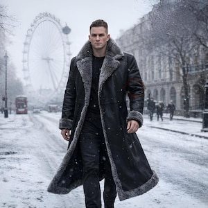 Puede incluir: Un abrigo largo de cuero negro con cuello y ribetes de piel gris. El abrigo lo lleva una persona caminando por una calle nevada. El London Eye y un autobús de dos pisos rojo son visibles en el fondo.