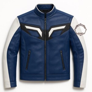 K&ouml;nnte beinhalten: Blaue Lederjacke mit wei&szlig;en &Auml;rmeln und schwarz-wei&szlig;en Akzenten auf der Brust. Die Jacke hat einen Stehkragen, einen durchgehenden Rei&szlig;verschluss und zwei Rei&szlig;verschlusstaschen. Die &Auml;rmel sind wei&szlig;, und auf dem rechten &Auml;rmel befindet sich ein Logo.