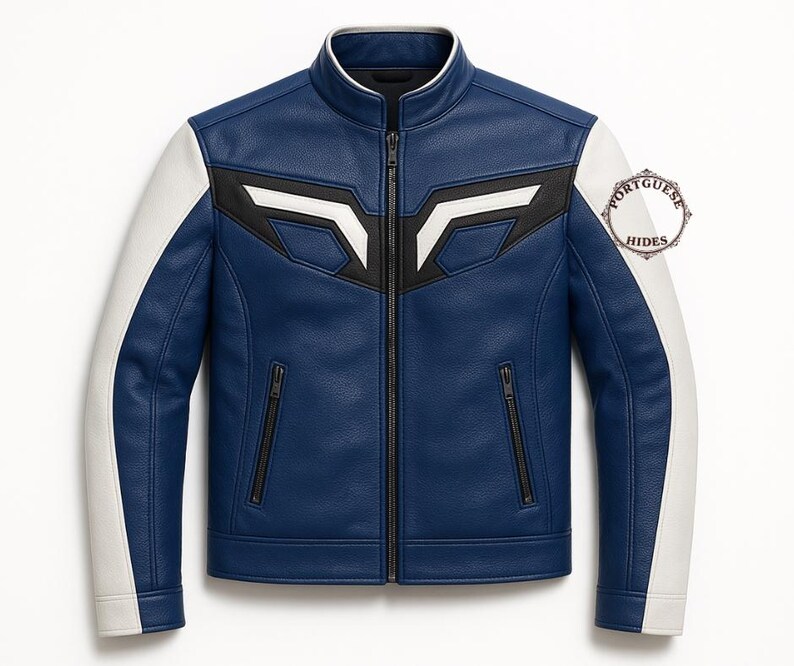K&ouml;nnte beinhalten: Blaue Lederjacke mit wei&szlig;en &Auml;rmeln und schwarz-wei&szlig;en Akzenten auf der Brust. Die Jacke hat einen Stehkragen, einen durchgehenden Rei&szlig;verschluss und zwei Rei&szlig;verschlusstaschen. Die &Auml;rmel sind wei&szlig;, und auf dem rechten &Auml;rmel befindet sich ein Logo.