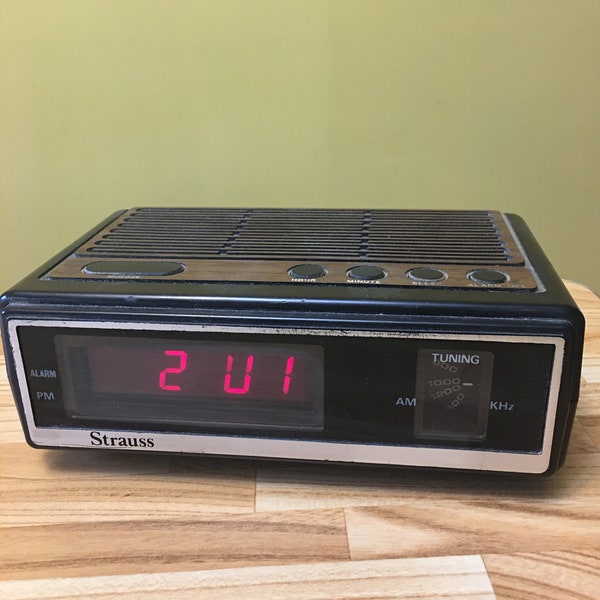 Vintage Strauss AM Radio Alarm Digital Clock