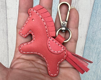 Petite taille - Beon the modèle porte-clés cheval en cuir tanné au tannage végétal avec fermoirs mousqueton (Rouge)