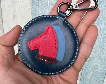 Taille standard - Pendentif en cuir tanné végétal Beon le cheval en version mousqueton (Bleu foncé / rouge)