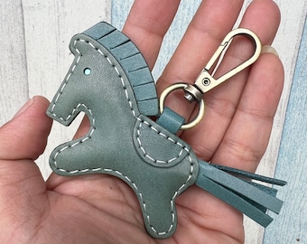 Petite taille - Version Beon the porte-clés cheval en cuir tanné au végétal avec fermoirs mousqueton ( Turquoise )