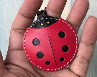 Petite taille - Penny la coccinelle cowhide charme en cuir ( rouge / noir )