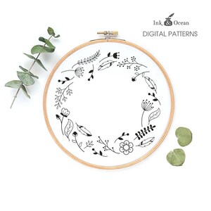 Corona de naturaleza de flores de bosque, muestreador Patrón de bordado a mano digital, Descarga instantánea en PDF
