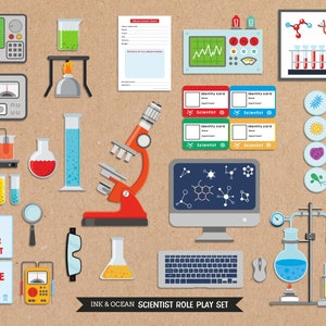 Puede incluir: Un conjunto de juego de rol de laboratorio científico colorido con un microscopio, vasos de precipitados, tubos de ensayo, una computadora, una calculadora y otros equipos científicos. El conjunto también incluye tarjetas de identidad que dicen "Científico" y un letrero que dice "Peligro Manténgase alejado Laboratorio científico".