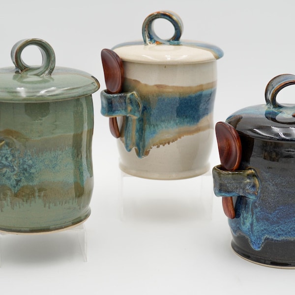 Recipiente para café de gres, torneado a rueda con tapa y esmaltado de colores (cuchara incluida)