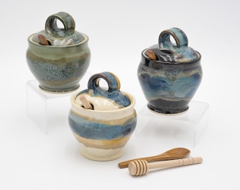 Azucarero, salero o tarro de miel de cerámica con tapa: Olla de cerámica de gres hecha a mano