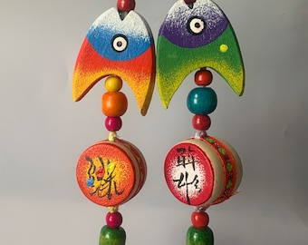 Handgefertigtes Windspiel mit Holzfisch und Holztrommel aus Holz