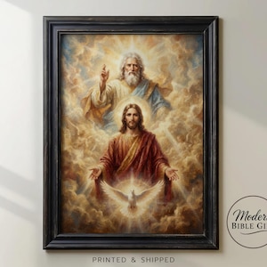 Könnte beinhalten: Ein gerahmter Wandkunstdruck, der eine religiöse Szene mit einer bärtigen Figur in weiß-blauem Gewand über einer Figur in rotem Gewand zeigt, mit einer weißen Taube darunter, umgeben von goldenen Wolken, in einem dunklen Holzrahmen.