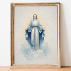 Puede incluir: Impresión enmarcada de una figura religiosa con una túnica azul y blanca, con los brazos extendidos, rodeada de un resplandor dorado y nubes. La obra de arte está en un marco de madera clara, adecuada para la decoración de paredes.