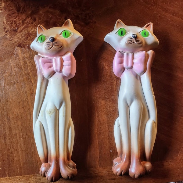 Vintage 1976 Miller studios pair of calkware Siamese cat wall plaques MCM Cats with green eyes and pink bow