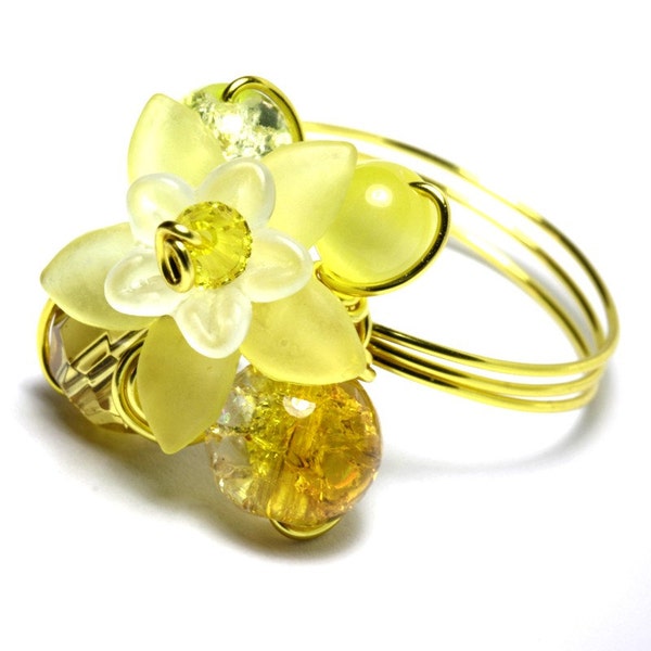 SPRING  FLOWER - 10 - Artistic wire ring with banana lemon yellow lucite flower bead - SIZE from 4 to 13