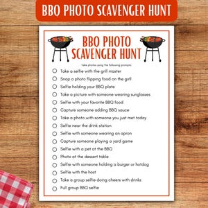 Op de afbeelding: Een witte BBQ Photo Scavenger Hunt-lijst met een rode banner bovenaan. De lijst bevat prompts voor het maken van foto's op een barbecue, zoals selfies met de grillmaster en met favoriet BBQ-eten.