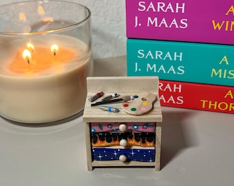 Estantería decorativa en miniatura ACOTAR Feyre’s Dresser inspirada en A Court Of Thorns And Roses Figura de Velaris literaria única pintada a mano de Booktok