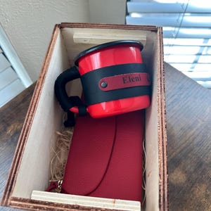 Juego de regalo de taza de esmalte personalizada con envoltorio de cuero y billetera para mujer - Taza con nombre personalizado - Caja de madera de lujo - Regalo de cumpleaños único para ella -