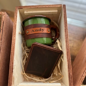 Set de regalo de taza de esmalte personalizada y billetera de cuero genuino - Taza con nombre personalizado - 100 % cuero de vaca - Caja de madera de lujo - Regalo de cumpleaños
