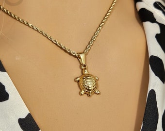 Gold Turtle Pendant - Nature-Inspired Jewelry, Detailed Turtle Charm, Symbol of Longevity and Protection, Perfect Gift for Sea Lovers