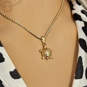 Gold Turtle Pendant - Nature-Inspired Jewelry, Detailed Turtle Charm, Symbol of Longevity and Protection, Perfect Gift for Sea Lovers