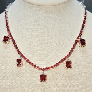 Gold Tennis Rot Rubin Stein CZ Kettenhalskette, Iced Prong Handset 4 mm 16 &quot;Cz Diamant Tennis Choker Kette, Frauen Rubin klassischer Tennis Schmuck