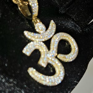 Om Pendant Necklace – Spiritual Yoga Jewelry in 925 Sterling Silver – Hindu Meditation Charm – Gift for Her – Minimalist Necklace