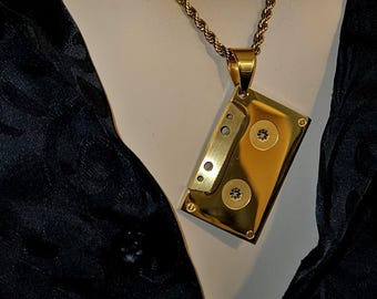 Colar com pingente de fita cassete dourada - Joias musicais retrô, brilho hip-hop, design de fita, estilo old school, acabamento dourado, presente para amantes da música