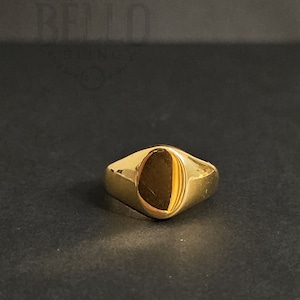 Peut inclure: Une bague signet en or avec un dessus lisse de forme ovale.