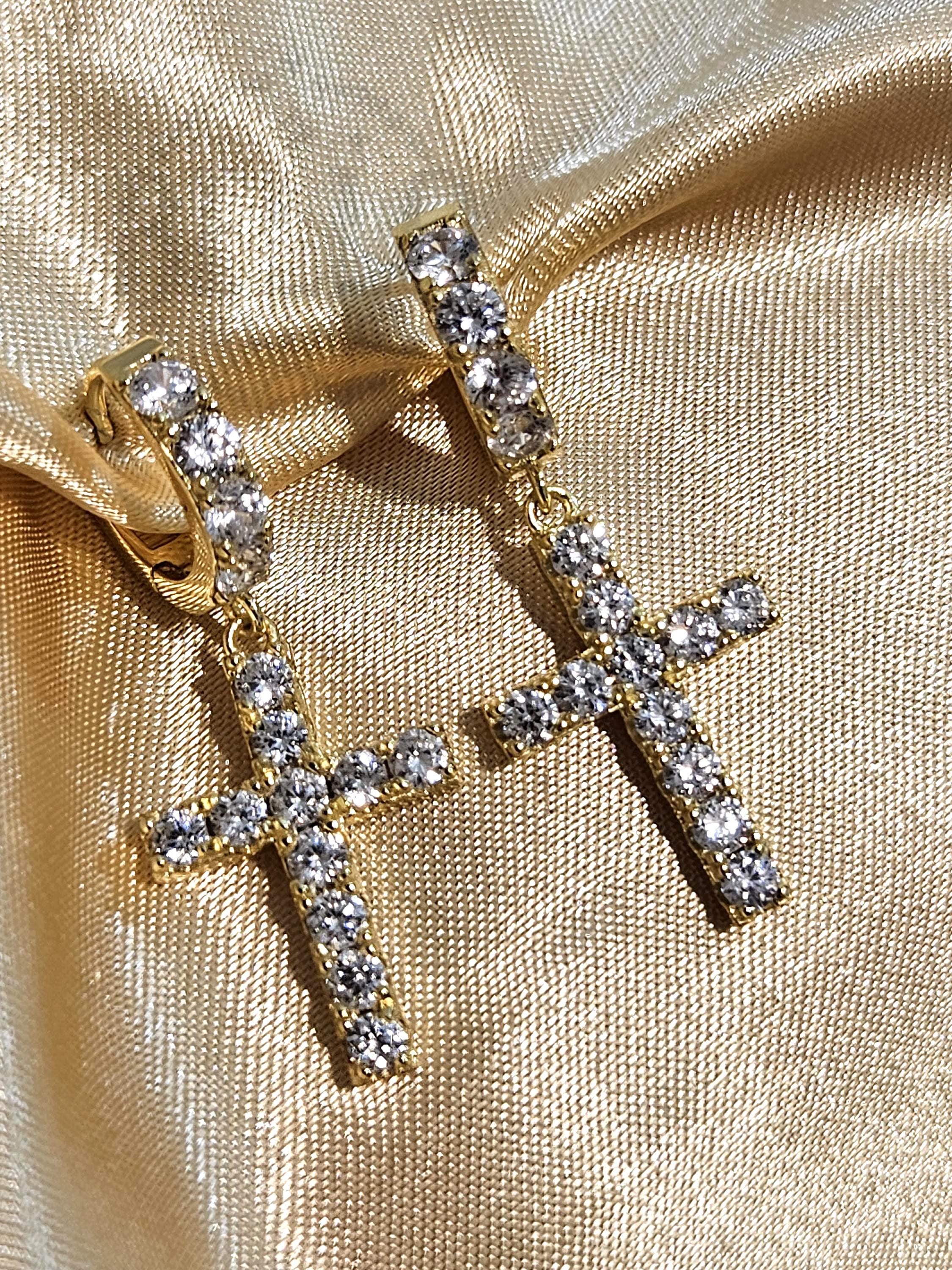 Orecchini a cerchio con croce in oro e zirconi cubici | circa 1,3