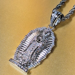 Pingente Guadalupe em Prata de Lei com Pedras CZ e Corrente de Corda – Colar Virgem Maria em Prata com Pedras CZ e Corrente de Corda, Pronto para Presente