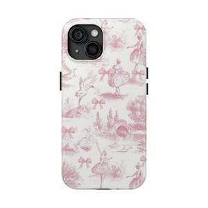 Könnte beinhalten: Eine weiße iPhone-Hülle mit einem rosa Toile-de-Jouy-Muster. Das Muster zeigt Ballerinas, Schwäne, Schleifen, Bäume und eine Brücke. Die Hülle hat eine glänzende Oberfläche und einen Kameraausschnitt.