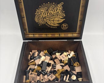 Boîte à cigares en bois avec pièces de jeu