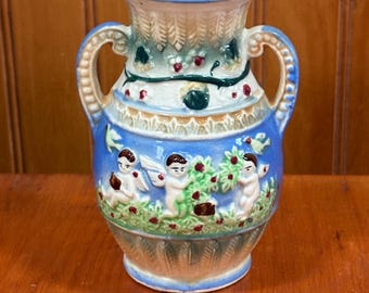 Pequeño jarrón antiguo italiano con querubines putti.