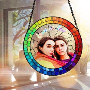 Personalisierter LGBT Suncatcher, benutzerdefinierte Buntglas Suncatcher, Regenbogen Fenster Dekor, LGBT Geschenk, Liebe ist Liebe, Geburtstagsgeschenk