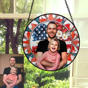 Gepersonaliseerde Amerikaanse vlag Suncatcher, bloemen glas-in-loodraam hangend, patriottische suncatcher, Independence Day-cadeau, verjaardagscadeau