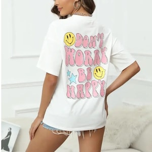 Não se preocupe, seja feliz, smiley, gráfico e letras, estampa, gola redonda, camisetas femininas, camisetas casuais, plus size, manga curta, macia, solta